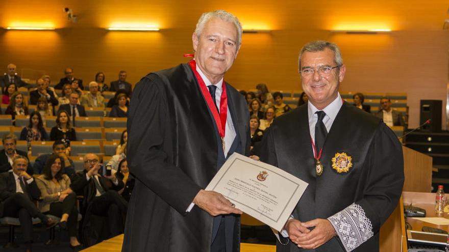 Francisco Puñol recibe la medalla.