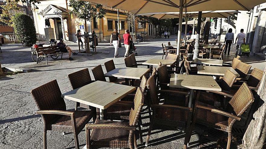 Cadires apilonades d&#039;un local de la Rambla Llibertat.