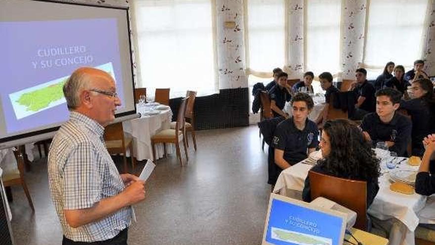 A la izquierda, Juan Luis Álvarez del Busto se dirige a los chicos. A la derecha, Ignacio Escribano recibe un detalle de los jóvenes centroamericanos.