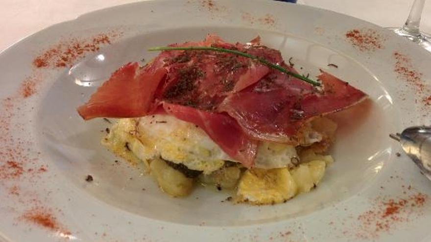 Huevos rotos con jamón del restaurante Doña Taberna de Huesca