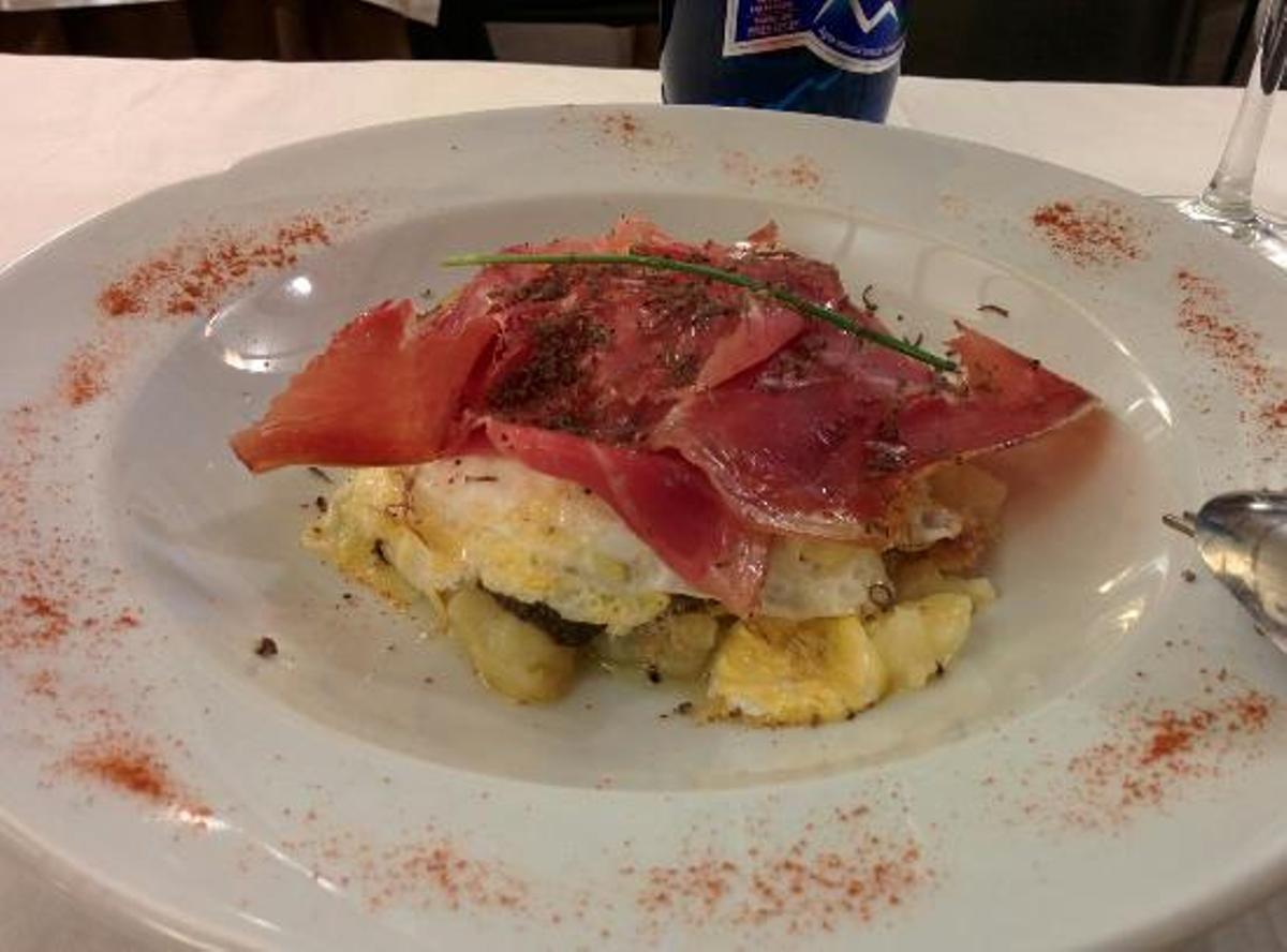 Huevos rotos con jamón del restaurante Doña Taberna de Huesca