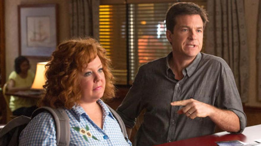 Melissa mcCarhy y Jason Bateman en &#039;Por la cara&#039;.