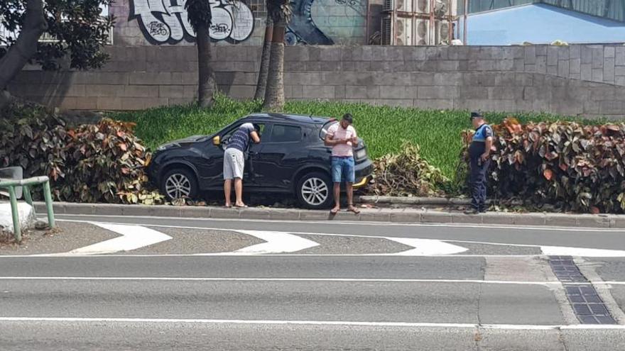 Un coche se sale de la vía en El Hoyo