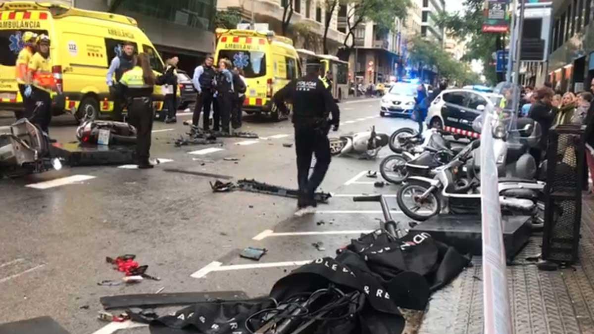 Un conductor invade la acera y provoca un atropello múltiple en Barcelona.