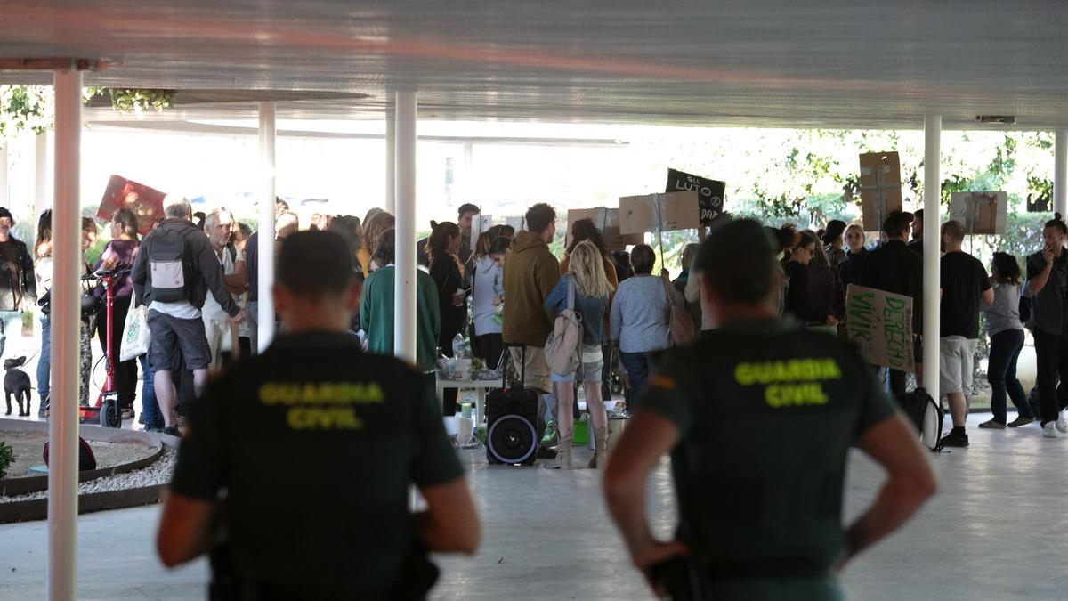 Un momento de la concentración frente a las puertas del Centro Cultural de JesúsZ