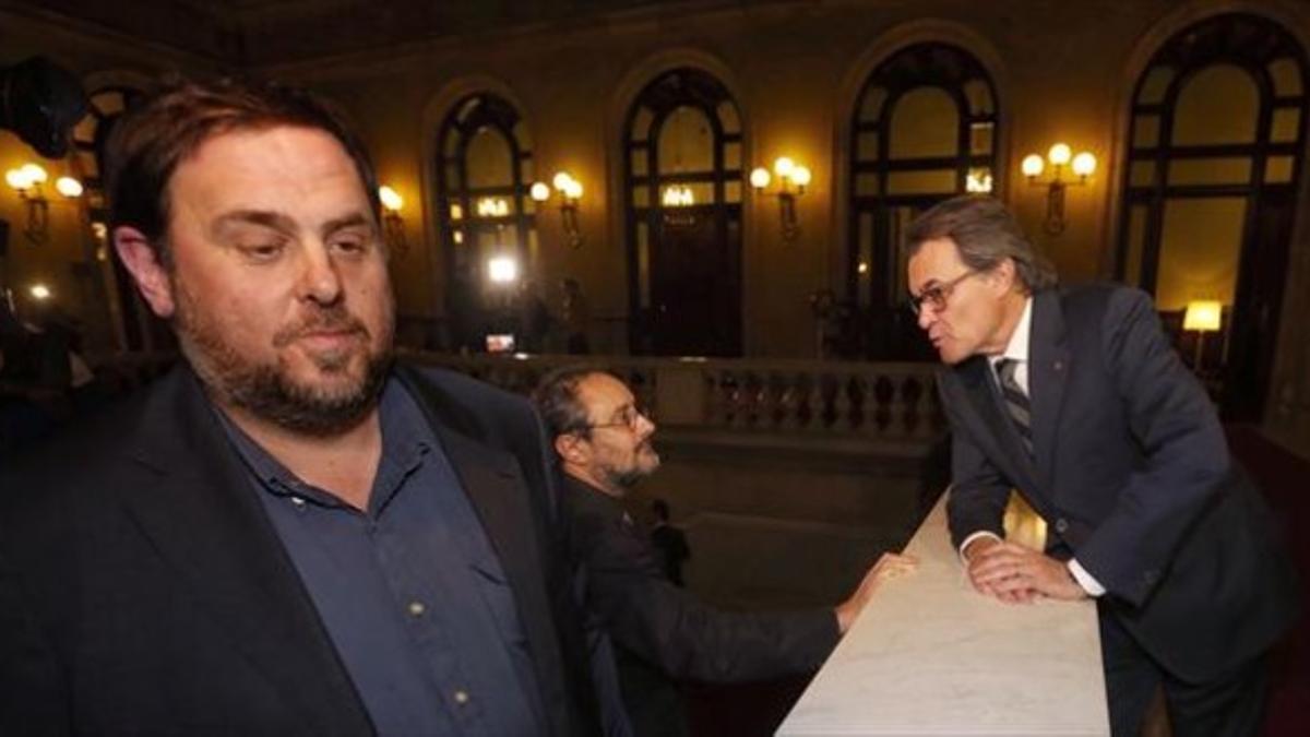 Junqueras, Baños y Mas, en las escaleras del Parlament, durante el debate de investidura.