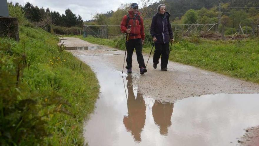 Unos de los tramos dañados por las riadas en el Camino de Santiago en Tivo. // Noé Parga