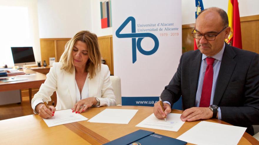 Esperanza Pertusa y Manuel Palomar firman el convenio