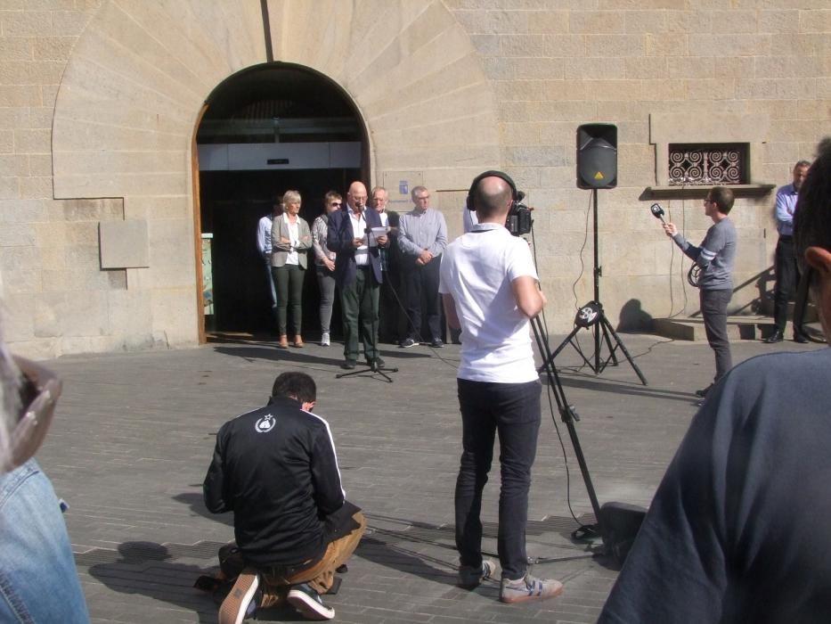 Concentració a Olot per rebutjar l''empresonament de Jordi Cuixart i Jordi Sánchez