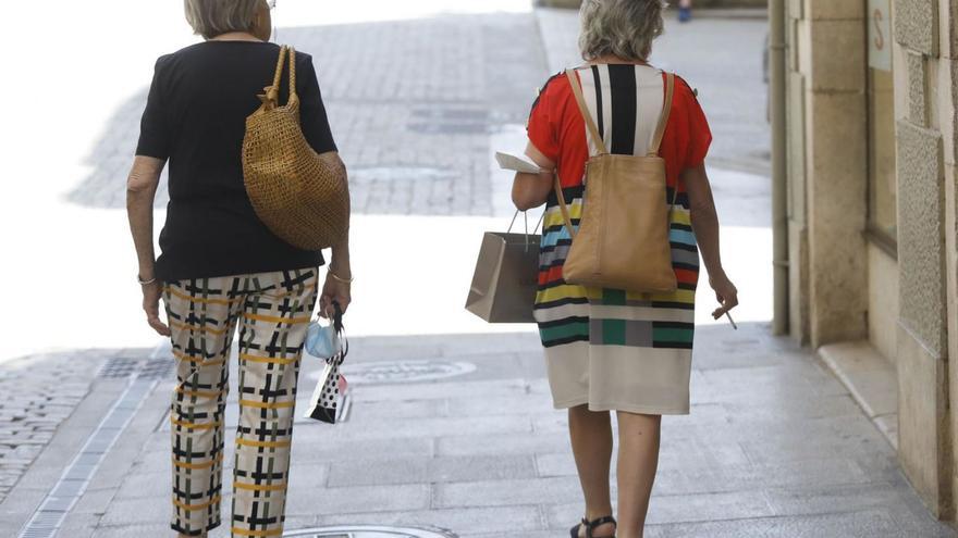 Dues dones grans passejant pel carrer Nou de Girona.
