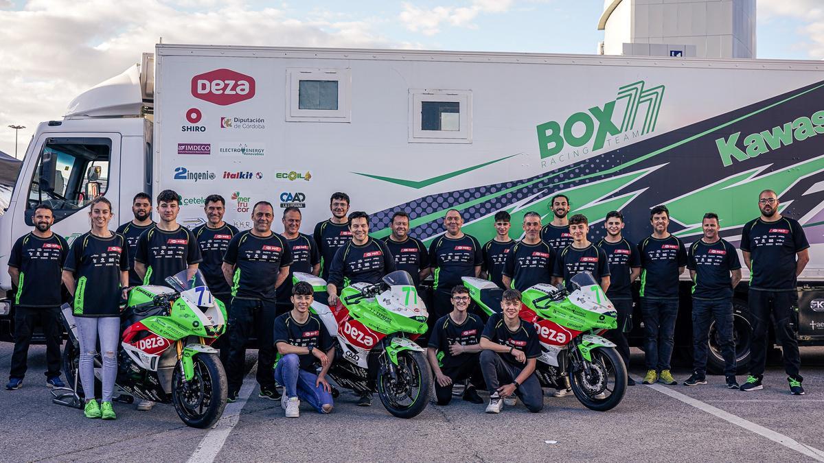 Formación del equipo Deza Box 77 Racing Team.