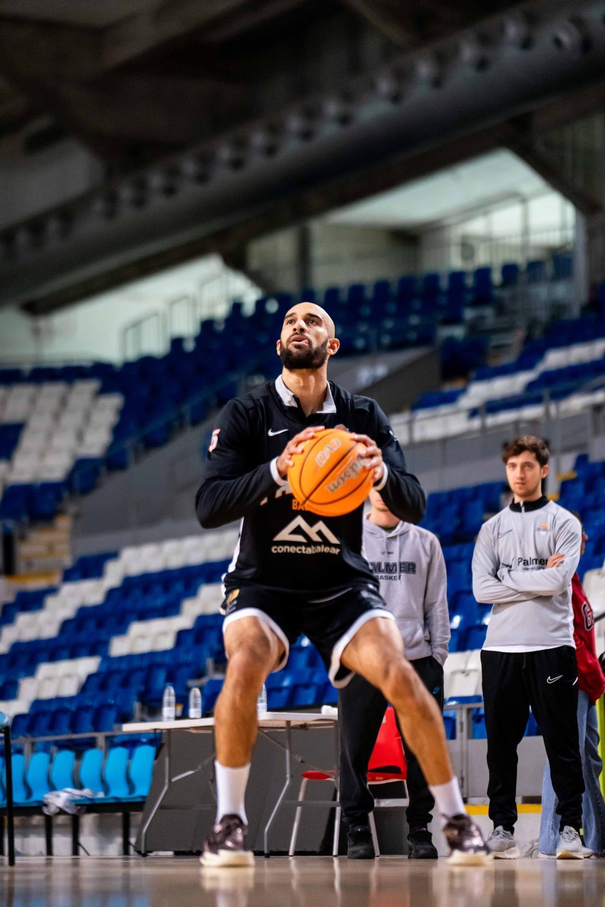 Scrubb lanza a canasta durante un entrenamiento en Son Moix.