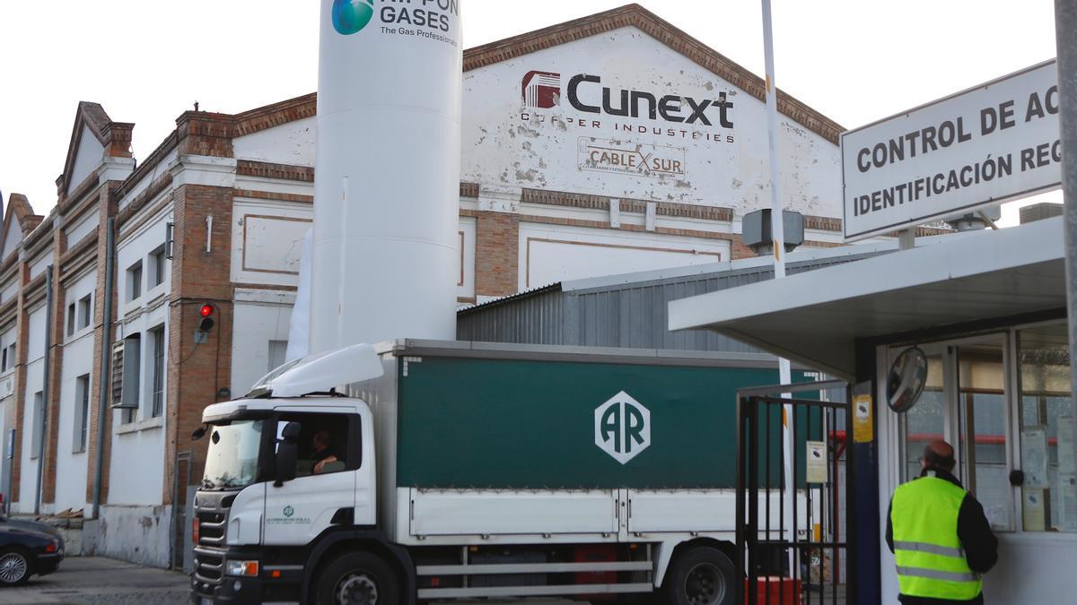 Un camión sale de las instalaciones de Cunext, en una imagen de archivo.