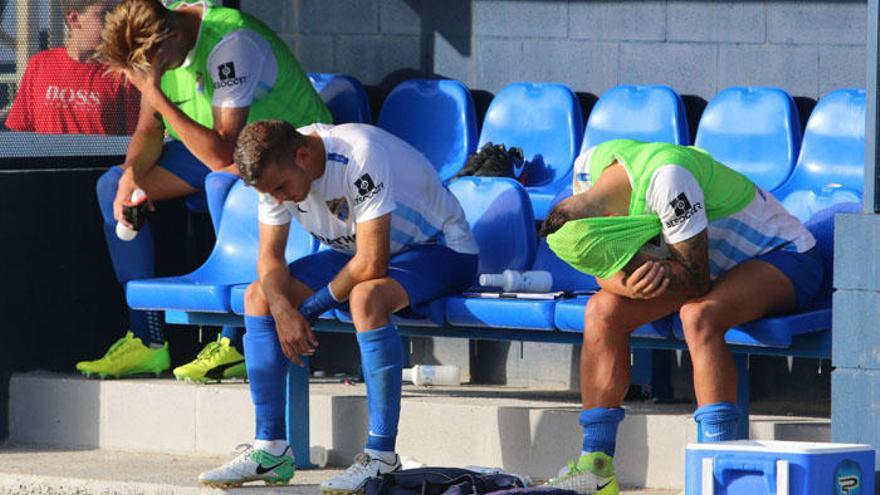 Los jugadores del Malagueño, desolados tras el partido.