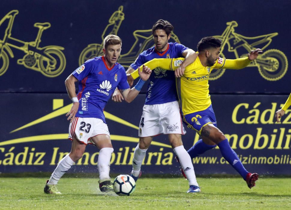 El partido entre el Cádiz y el Real Oviedo, en imágenes