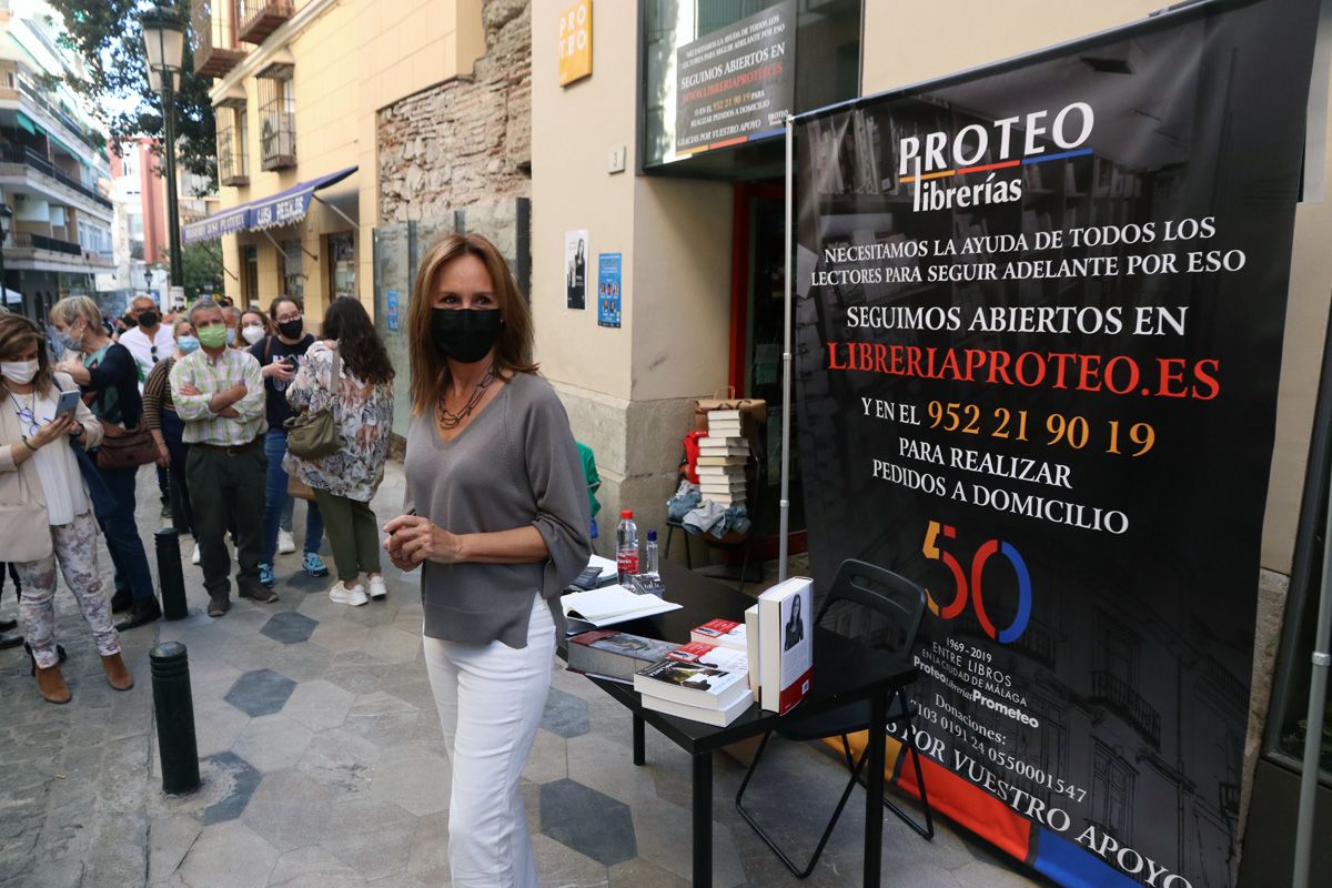 María Dueñas acude a Proteo para apoyar la librería