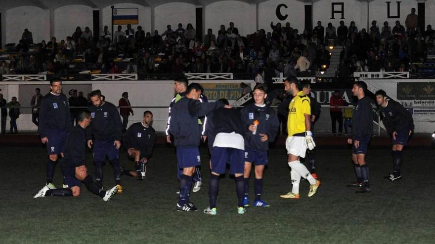 Los jugadores del Marino, durante el apagón del Antuña en la final de Copa Federación.