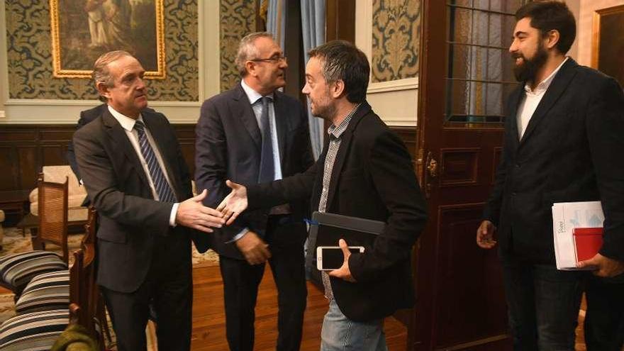 Ferreiro y Losada se saludan en una reunión, ante el concejal Xiao Varela y el expresidente de Puertos.