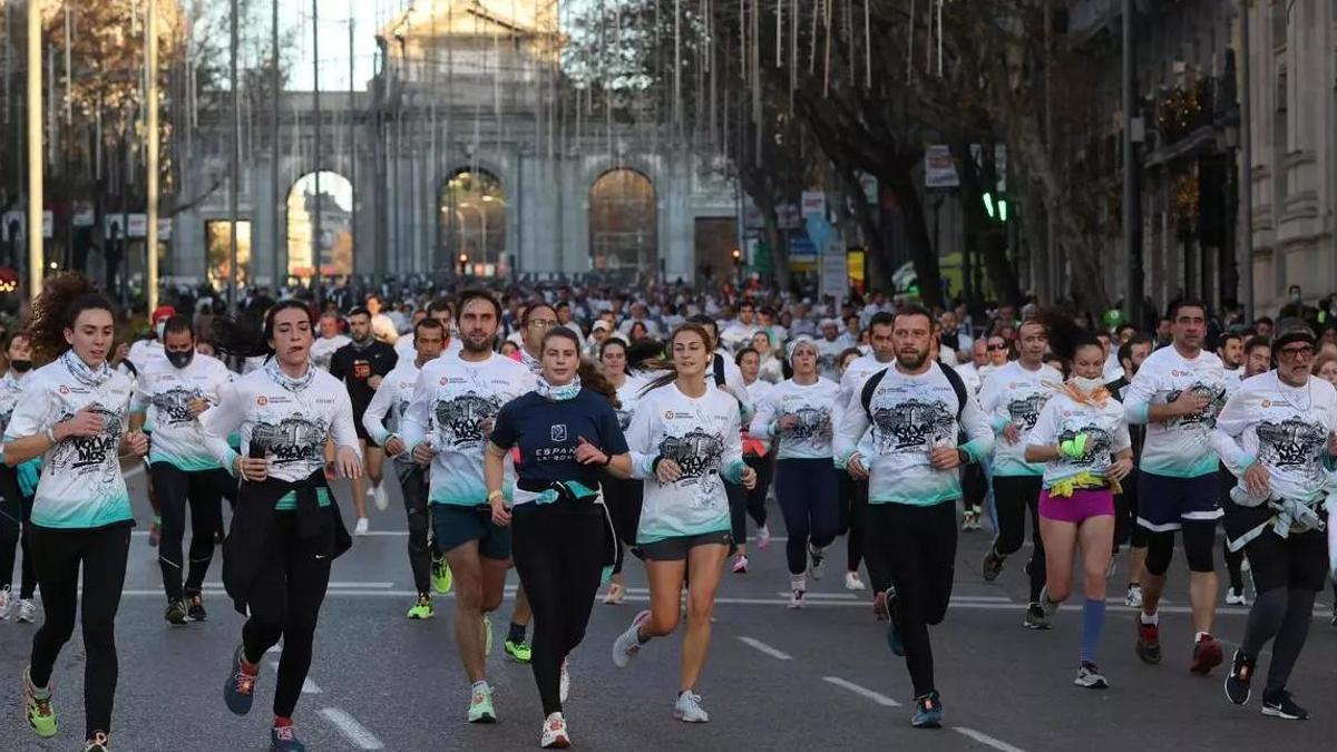 Si corres la San Silvestre, sigue estos consejos de los fisioterapeutas para evitar lesiones y el temido flato