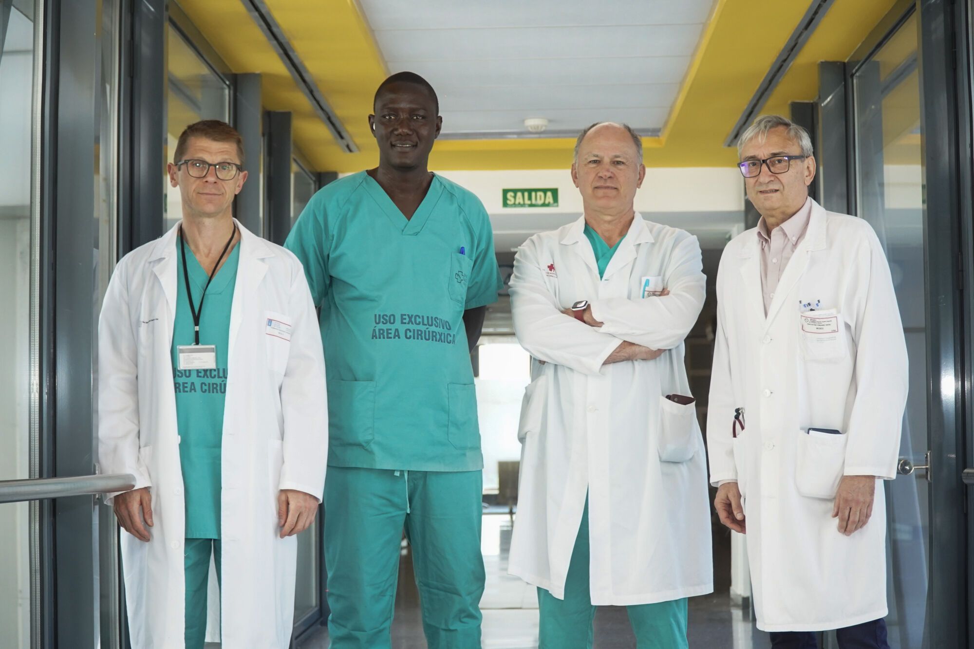 Desde la izquierda, los doctores Fernando Mosteiro, coordinador de Trasplantes del Chuac; Gade Ngom, supervisor del Servicio de Nefrología y Hemodiálisis del centro regional de Thiès (Senegal); Javier Rodríguez Rivera, responsable de la Sección de Trasplante Renal del Chuac; y Constantino Fernández Rivera, responsable de la Sección de Postrasplante Renal del Chuac, en el Hospital Universitario de A Coruña.