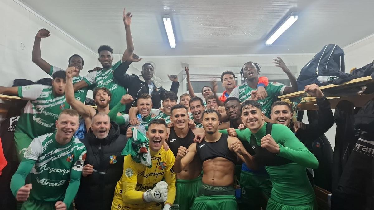 Los jugadores del Moralo celebran su victoria en el vestuario del Municipal de Azuaga.
