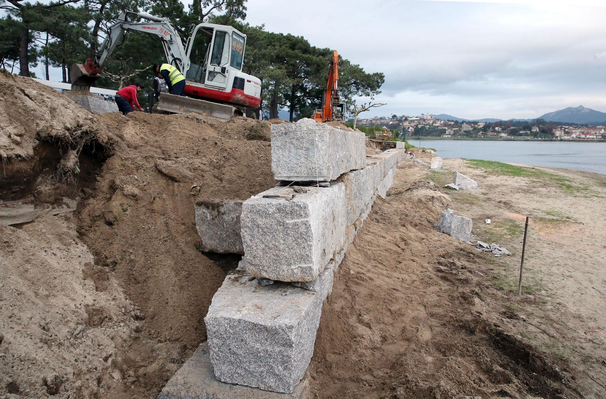 Reparación del muro que rodea el camping de A Ladeira