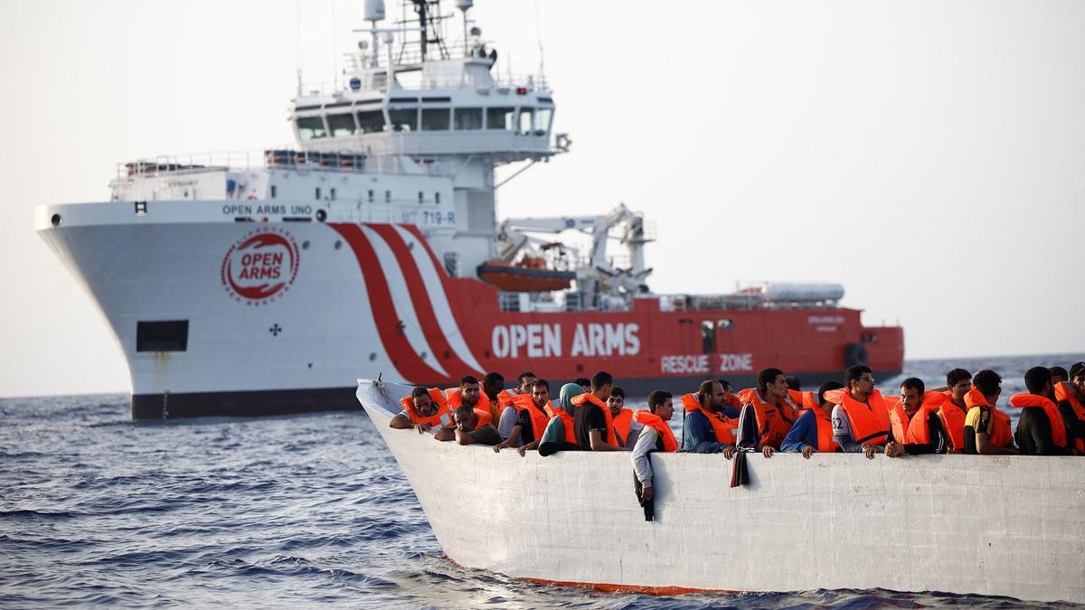 El Open Arms Uno rescatando una patera con inmigantes en el Mediterráneo.