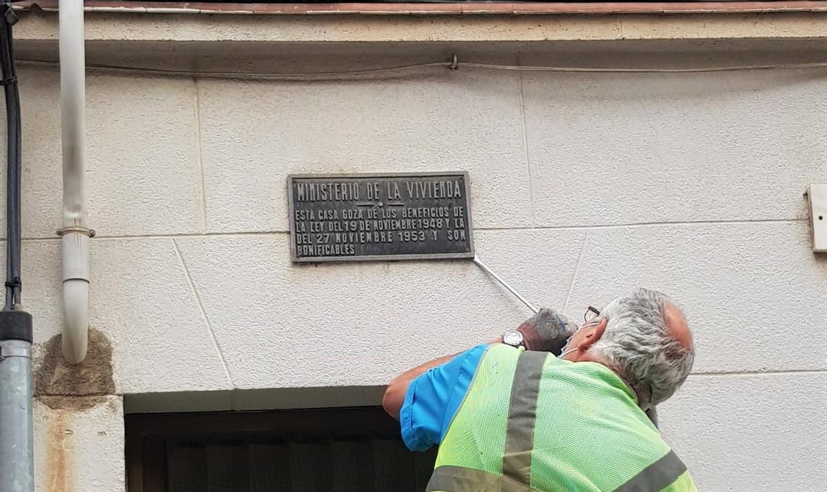 L’Hospitalet comença a retirar plaques franquistes de les vivendes protegides L’Hospitalet comença a retirar plaques franquistes de les vivendes protegides