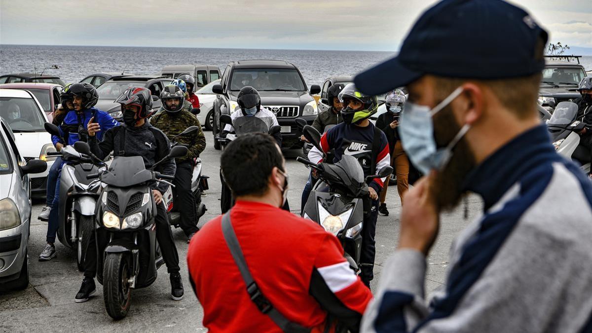 Varias personas participan en una manifestacion en coche para pedir retrasar toque de queda en Ceuta  a 12 de abril de 2021  en Ceuta (Espana)  Con esta protesta la comunidad musulmana en Ceuta reclama el retraso del toque de queda debido a la celebracion del Ramadan  que comenzara la madrugada de este martes y acabara el proximo 12 de mayo  Esta manifestacion se produce el mismo dia en que Ceuta ha puesto en vigor un adelanto del toque de queda a las 22 00 horas y la limitacion a cuatro en el maximo de personas que pueden reunirse con el objetivo de reducir el numero de contagios   12 ABRIL 2021 CEUTA RAMADAN TOQUE DE QUEDA MANIFESTACION  Antonio Sempere   Europa Press  12 04 2021