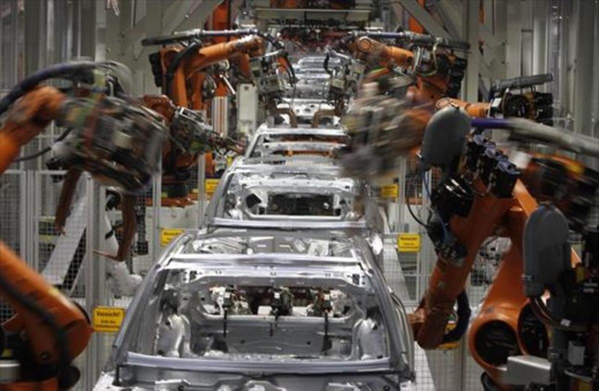 Cadena de robots en una fábrica alemana de Audi.