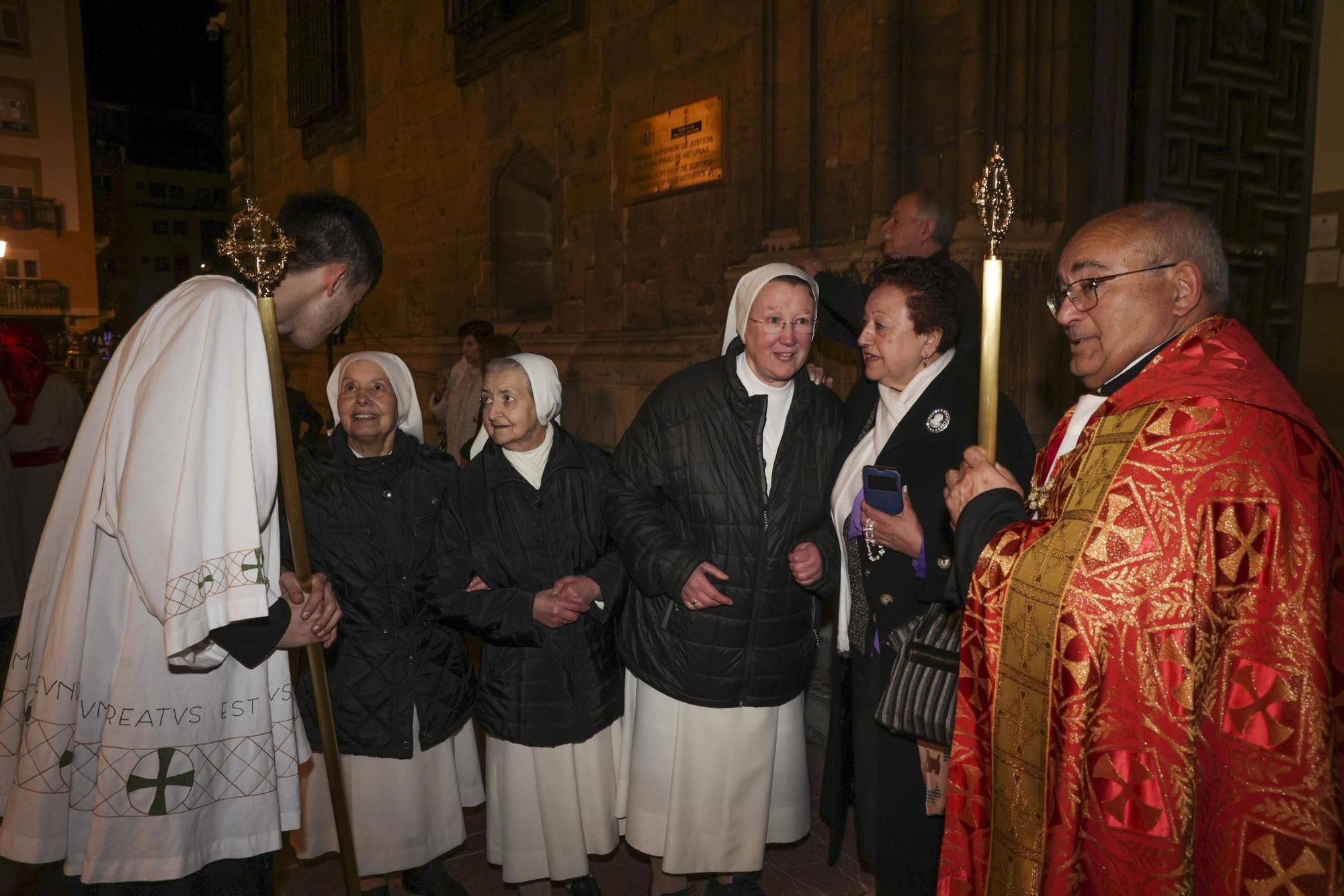 "Toda su vida fue maltratado y finalmente alguien miraba por él": las fotos de la procesión de Jesús Cautivo en Oviedo