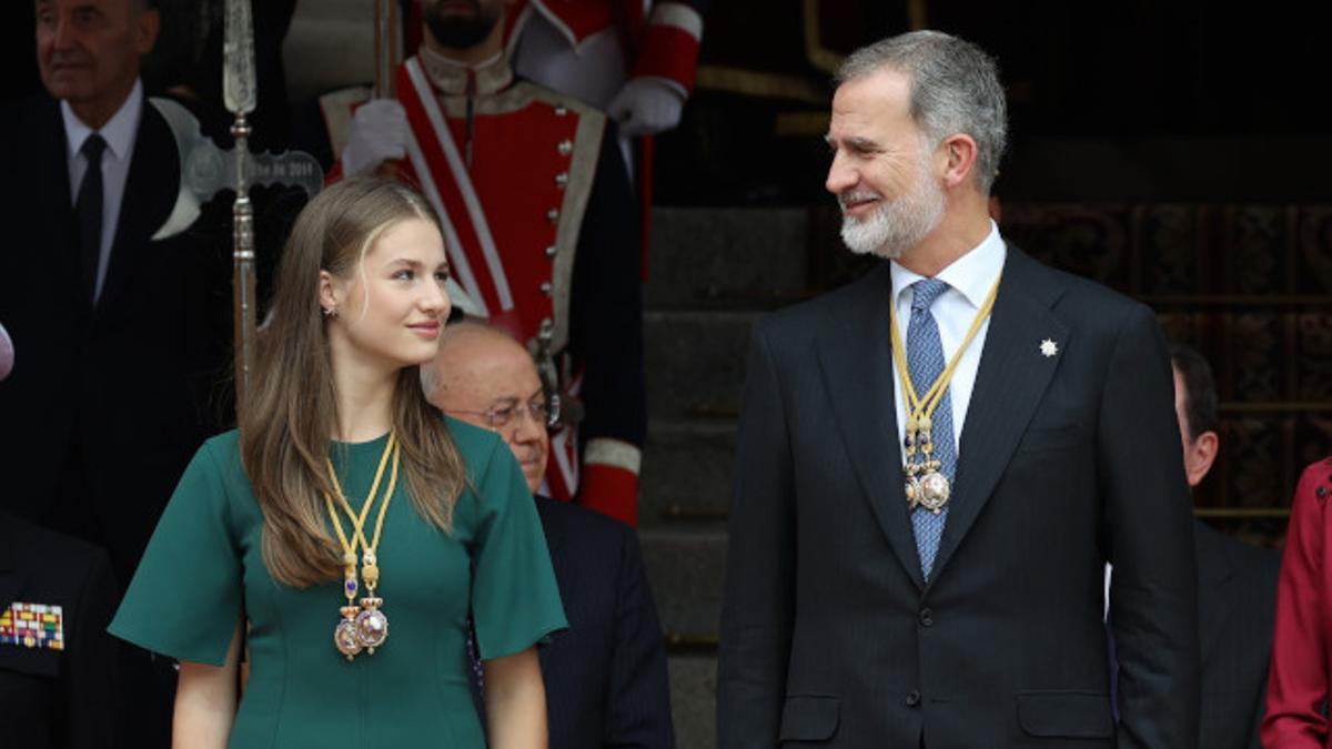 Archivo - La Princesa Leonor y el Rey Felipe VI a la salida de la Solemne Sesión de Apertura de las Cortes Generales de la XV Legislatura.