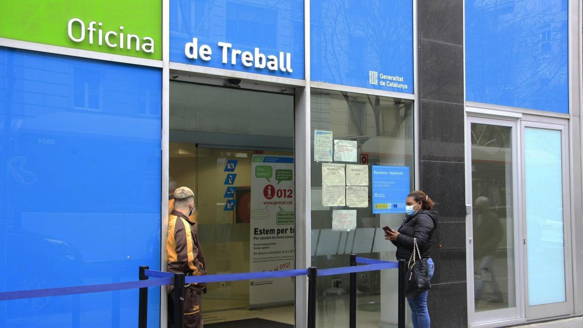 Una mujer esperando su turno para entrar en la Oficina de Treball