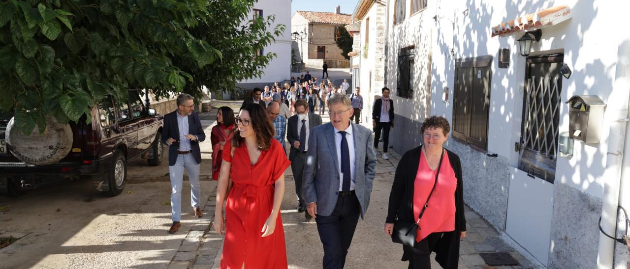 El pleno del Consell viaja a Castell de Cabres para celebrar la reunión semanal la semana pasada.