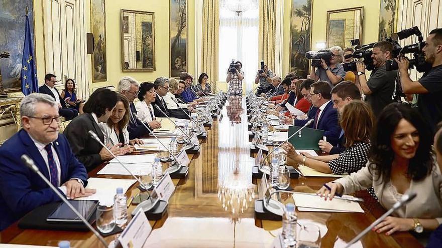 La ministra de Educación, Isabel Celáa, con los consejeros autonómicos, ayer en Madrid.