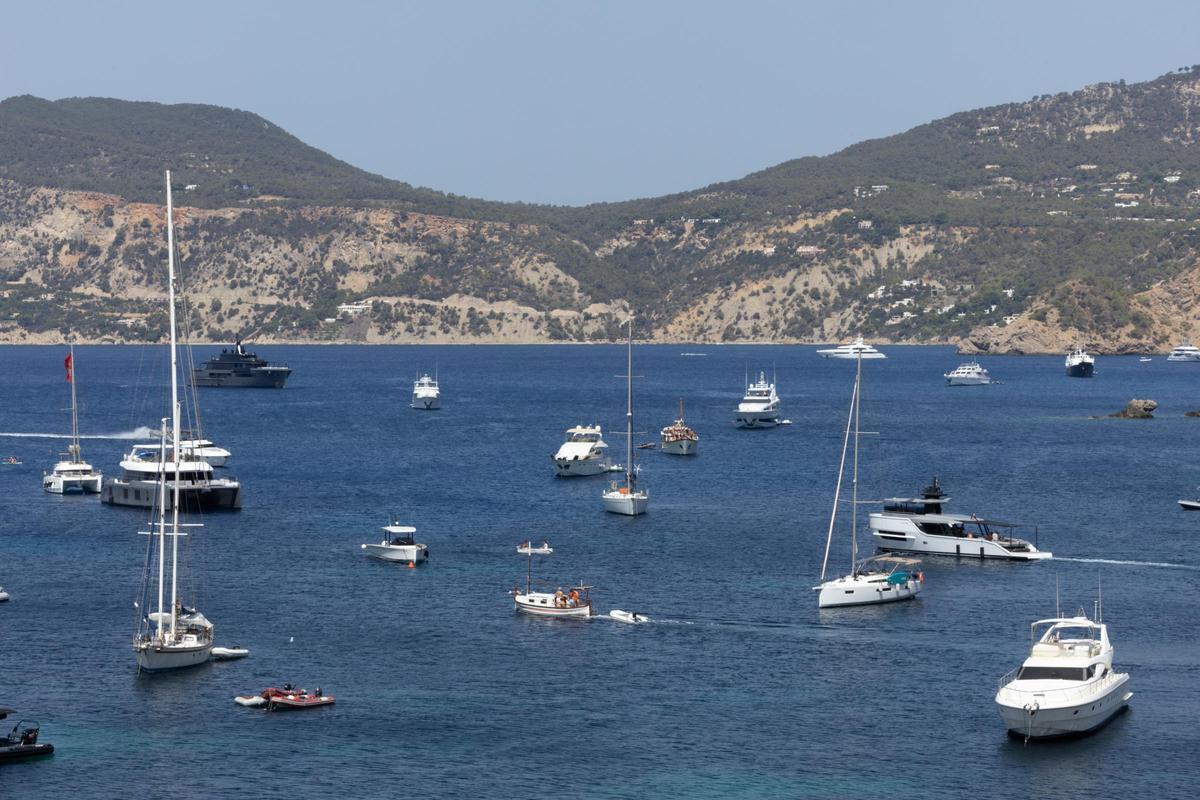 Barcos fondeados en la bahía de Porroig.