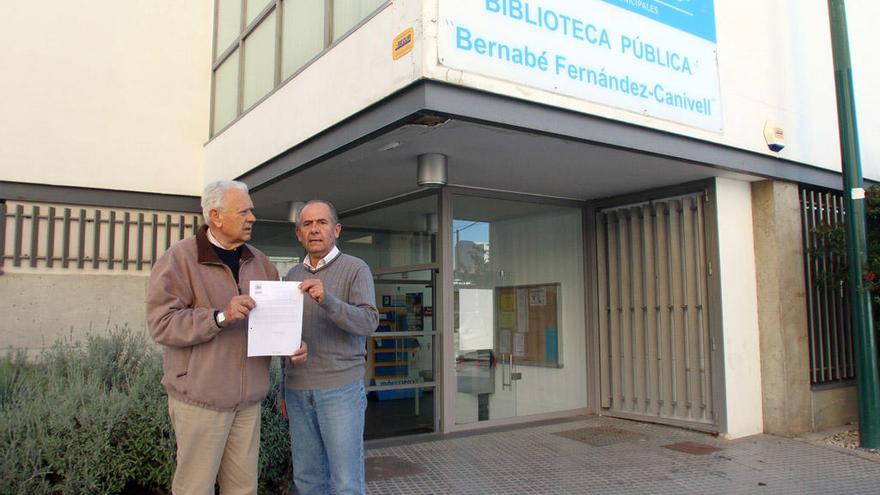 Antonio Delgado (izq.) y Adolfo García, de la asociación de vecinos de Pedregalejo, en la biblioteca Bernabé Fernández-Canivell esta semana, con la carta enviada en 2015 al Ayuntamiento pidiendo la ampliación de horario.