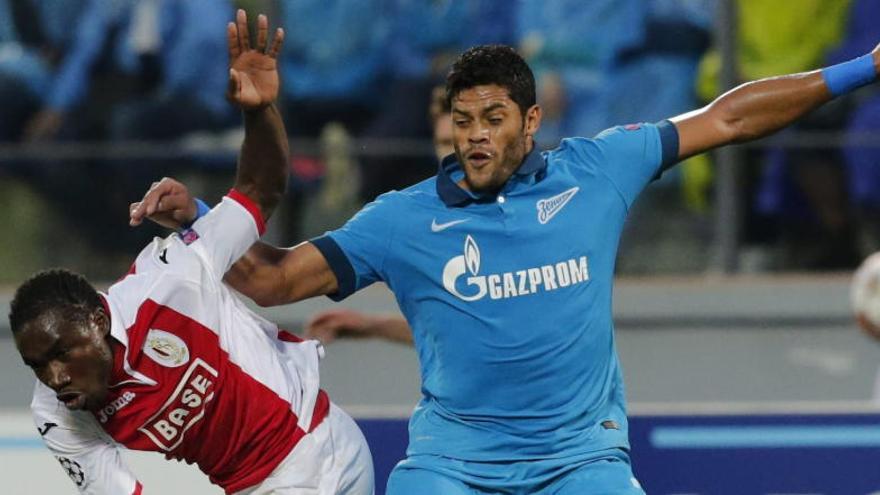 Hulk, del Zenit, pelea por el balón con Loui, del Lieja.