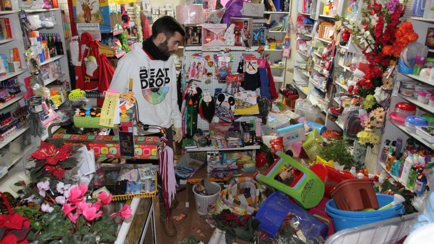 Uno de los trabajadores de un comercio multiprecio de Los Alcázares evalúa los daños de su tienda con casi todo el género mojado por la lluvia.