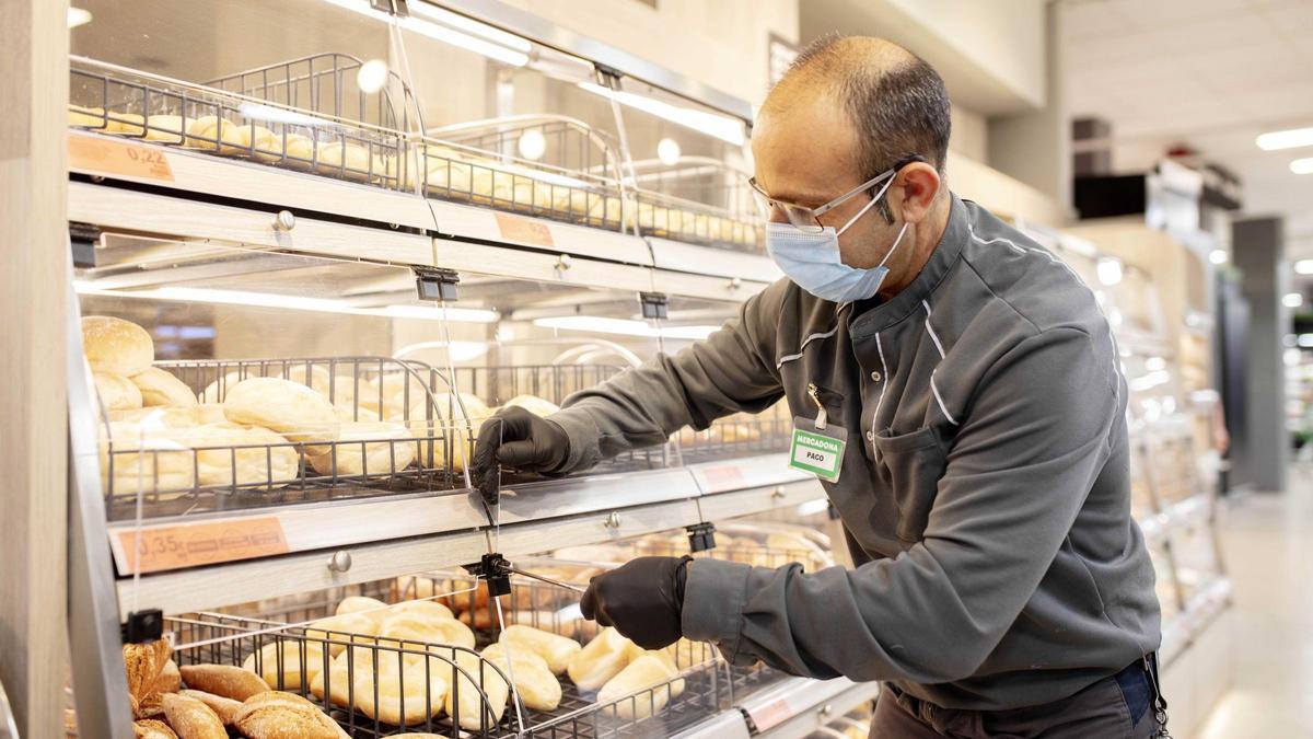 Un trabajador de la sección de panadería de Mercadona, que este año subirá el sueldo a sus trabajadores un 6,5%