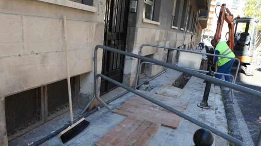 El Ayuntamiento cambia la red de agua potable de la calle Alicante ante las exigencias vecinales