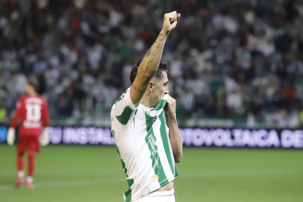 Carracedo celebra uno de sus tantos ante el Cádiz, besando el escudo del Córdoba CF.