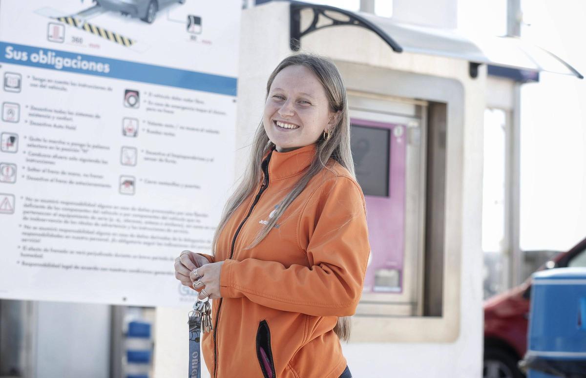 Andrea Hidalgo trabaja en la gasolinera junto a Ikea: "Se nota mucho cuando sube el precio de la gasolina porque viene menos gente".