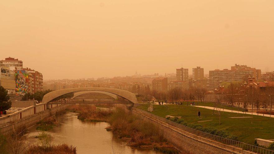 Aspecte de Madrid afectada per la calima del Sàhara