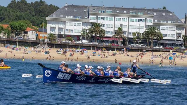 Una trainera del club Mariñeiro de Mera, durante una competición, en 2020.