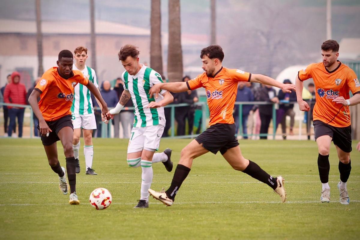 Una lucha por el balón en el derbi Córdoba-CD Pozoblanco disputado en la Ciudad Deportiva