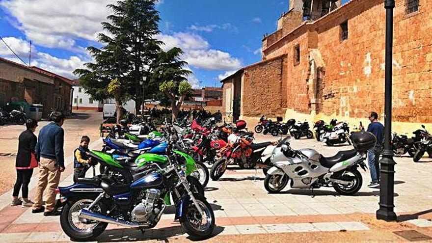 Espectáculo motero en la plaza de Jambrina