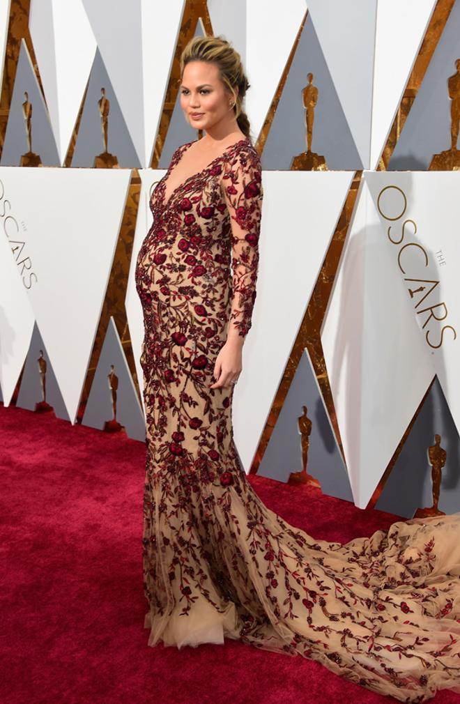 Chrissy Teigen vestida por Monica Rose