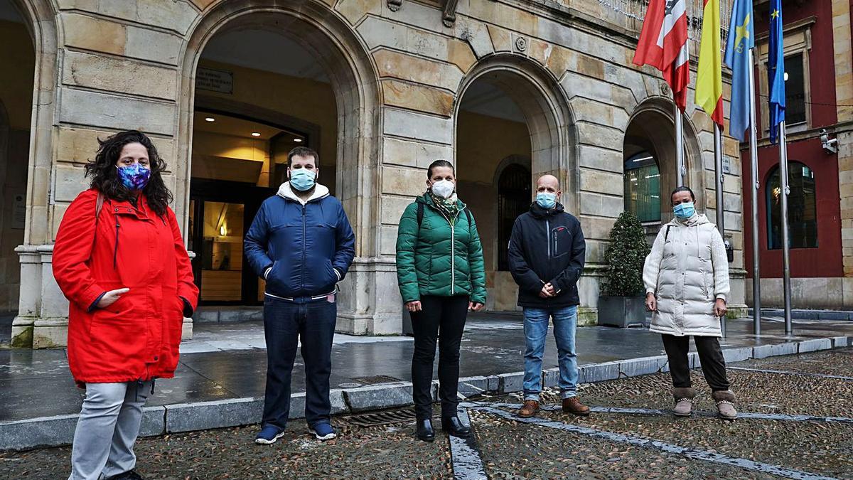 Por la izquierda, Estefanía Torres, Iván Suárez, Alejandra Tejón, Rubén Alonso y Lorena Montes, ayer, delante de la Casa Consistorial.