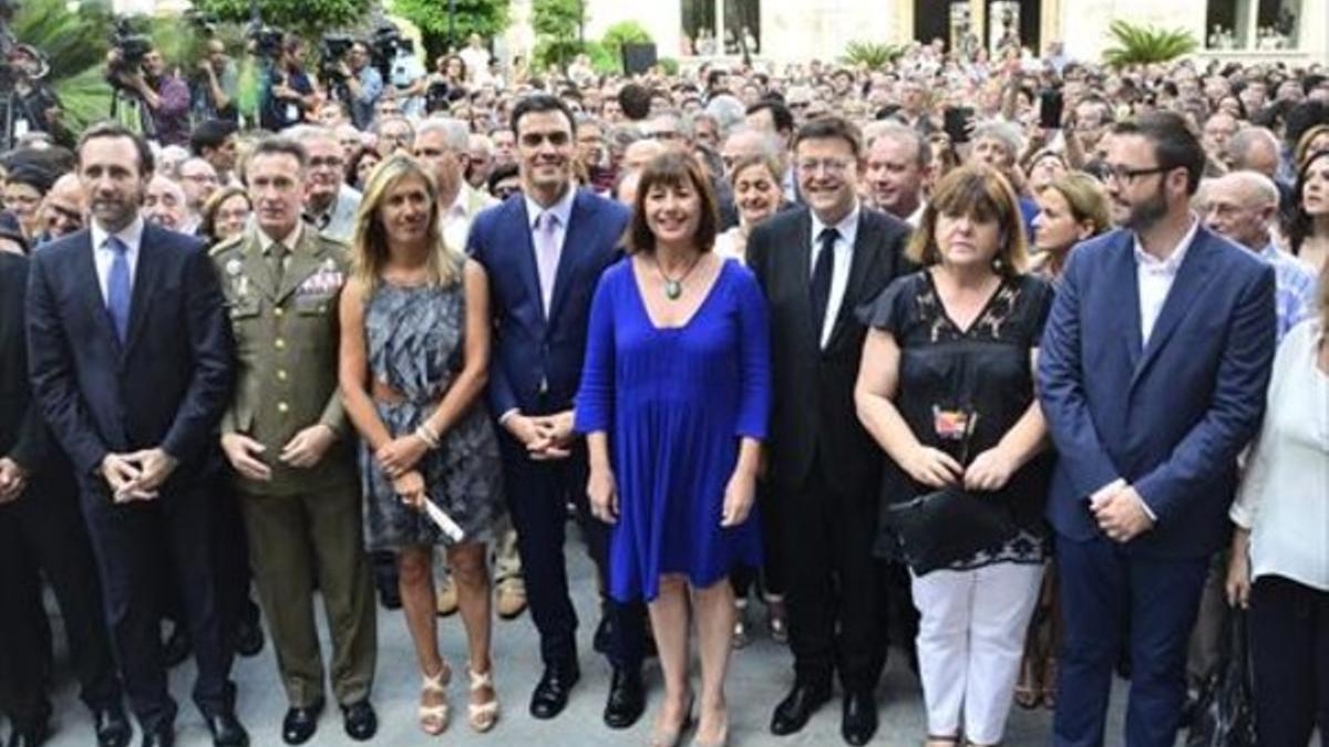 Francina Armengol flanqueada por Pedro Sánchez y Ximo Puig, el día de su toma de posesión como presidenta.